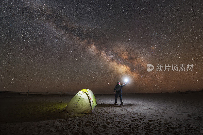 露营的人欣赏银河系