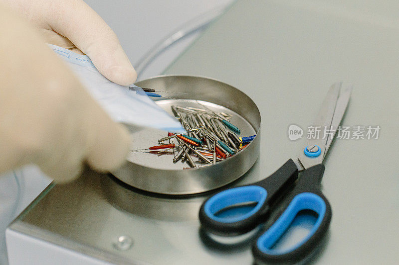 牙科诊所的口腔科仪器。牙科背景:临床工作(手术，牙齿置换)。