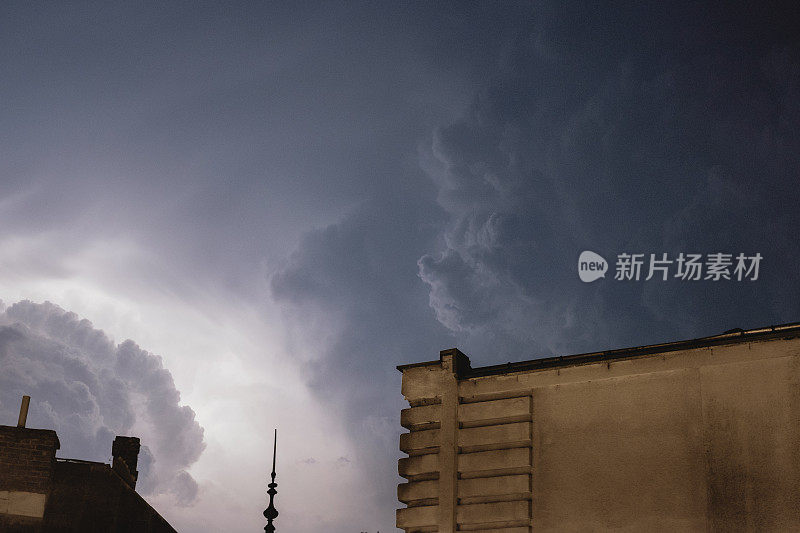 夜间雷雨，戏剧性的乌云