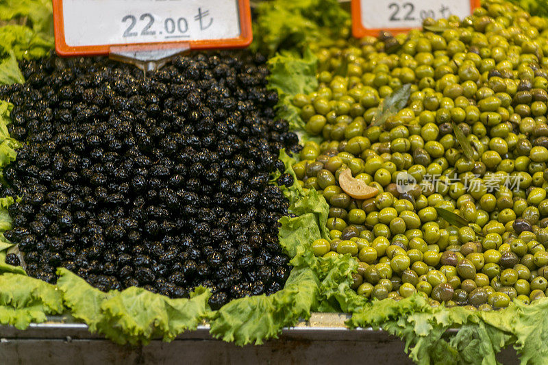 土耳其伊斯坦布尔的一家商店出售盐水橄榄水果作为传统早餐