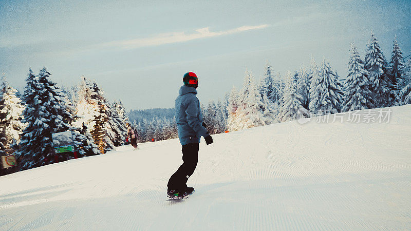 冬季滑雪爱好者的享受