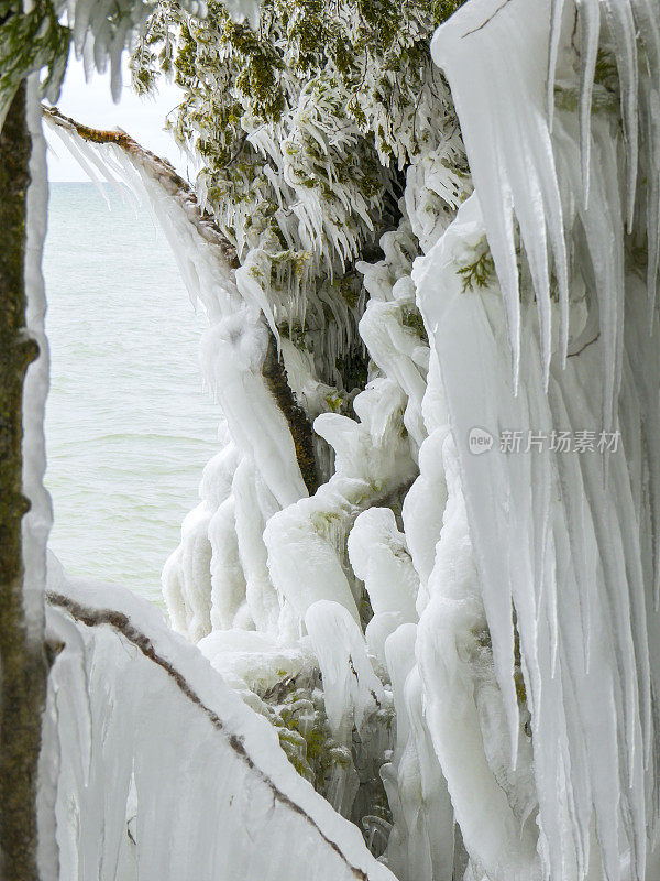 暴风雪过后，湖面上的风景、树木和树枝都被冰雪覆盖。