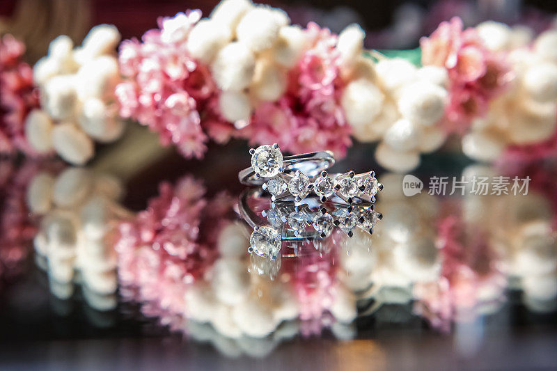 迷人的钻石戒指上的花背景