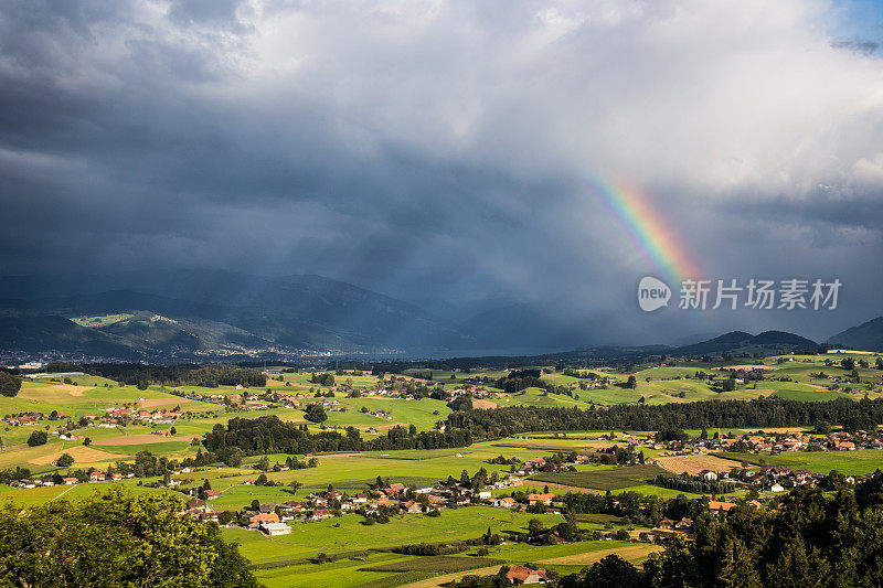 瑞士图恩上空的彩虹