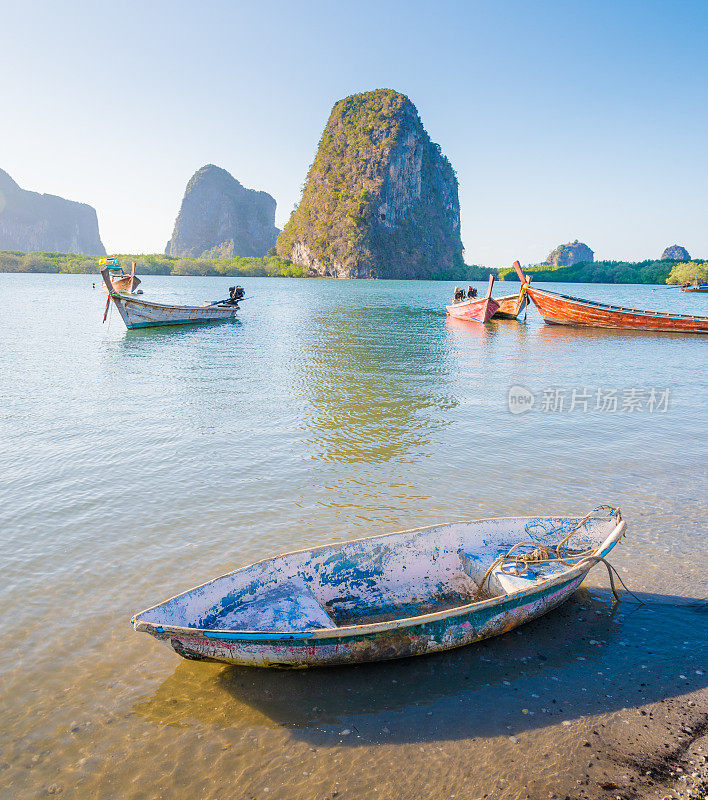 美丽的日落在热带海洋与长尾船在泰国南部