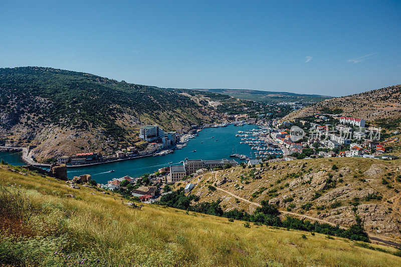 美丽的黑海和巴拉克拉瓦湾景色。全景城市，船舶和港口