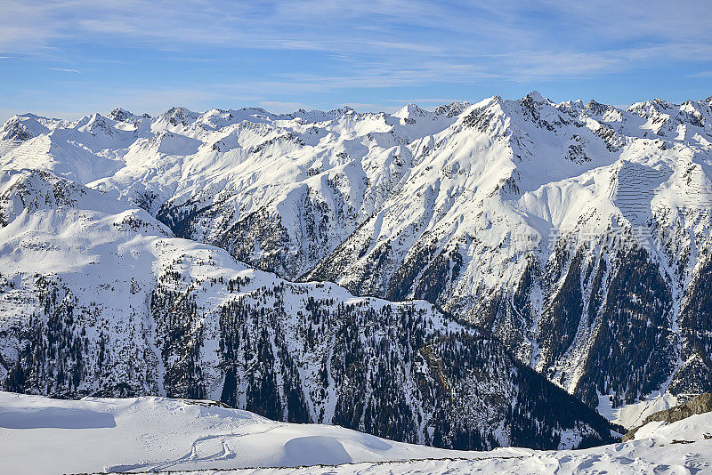 12月的阳光明媚的一天，西尔夫雷塔阿尔卑斯-冬季的雪坡和蓝天(奥地利)