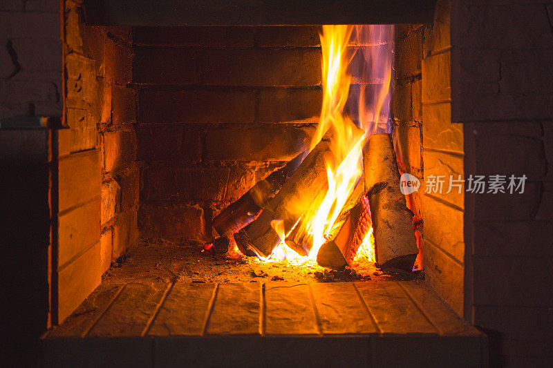 在壁炉里燃烧木头。