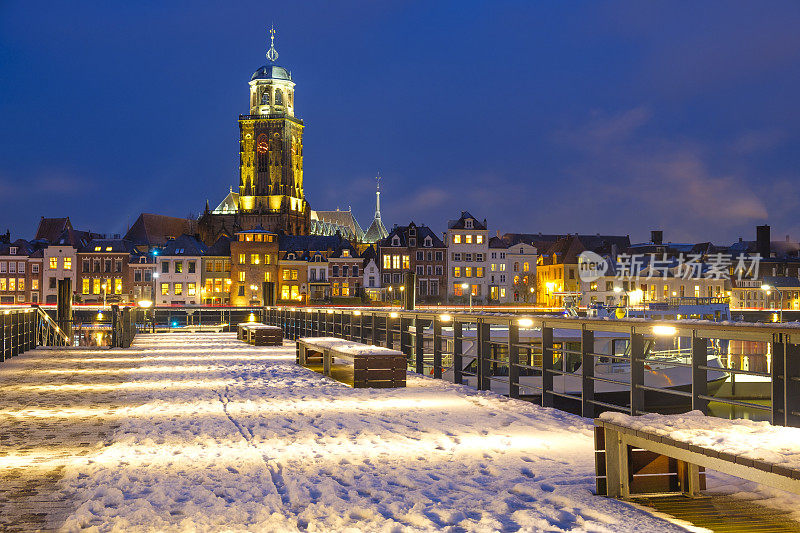 在一个寒冷的冬天夜晚，在IJssel河上的Deventer的地平线