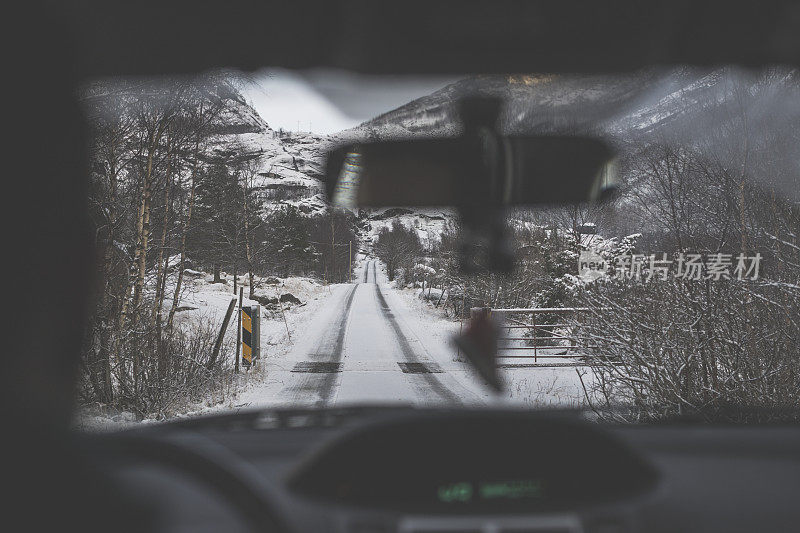 雪中行驶的POV汽车:挪威的群山