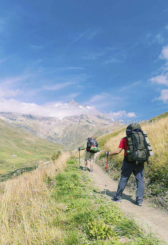 勃朗峰之旅是一个独特的徒步旅行，围绕勃朗峰大约200公里，可以在7到10天之间完成，途经意大利，瑞士和法国。