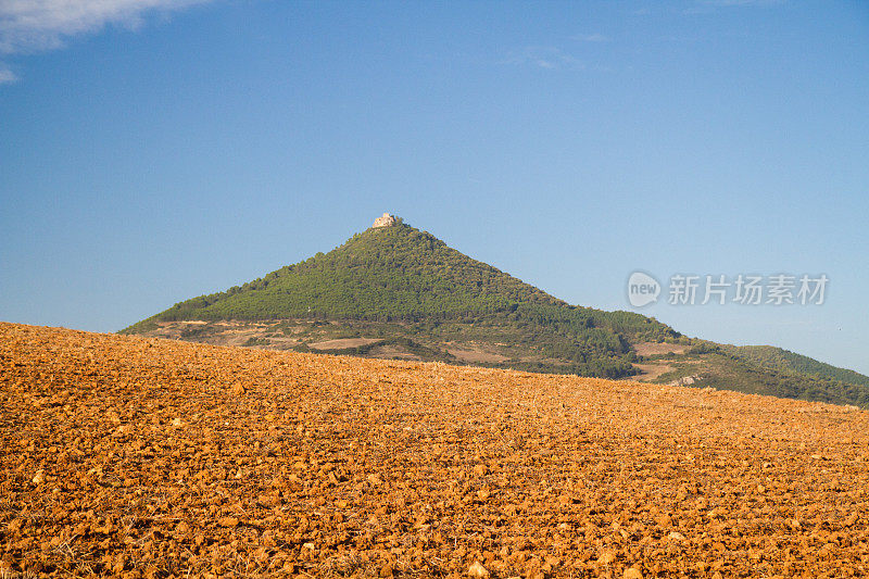 农田一直延伸到地平线，远处是村庄