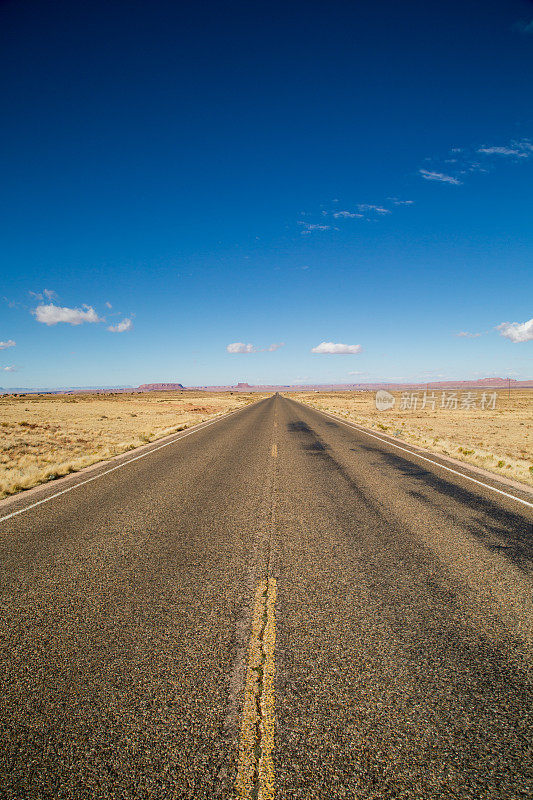 空旷的沙漠公路