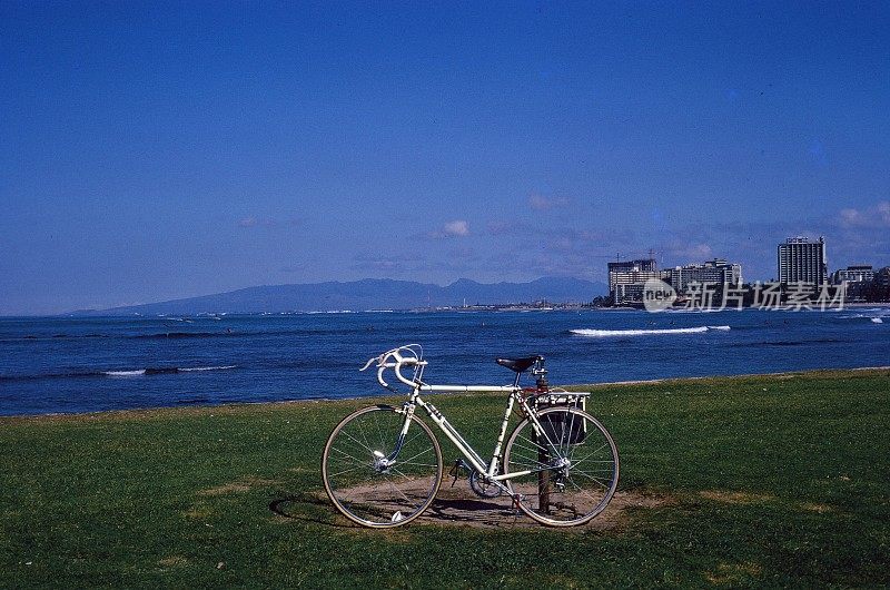 1970年在海崖上骑车