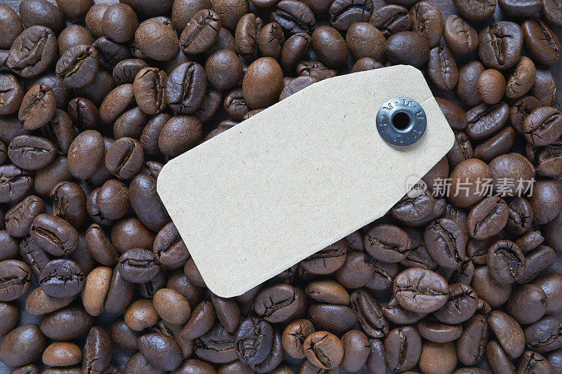 硬纸板贴在咖啡豆上