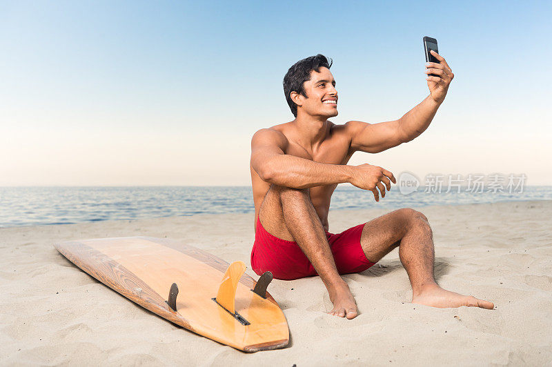 西班牙冲浪者用智能手机自拍