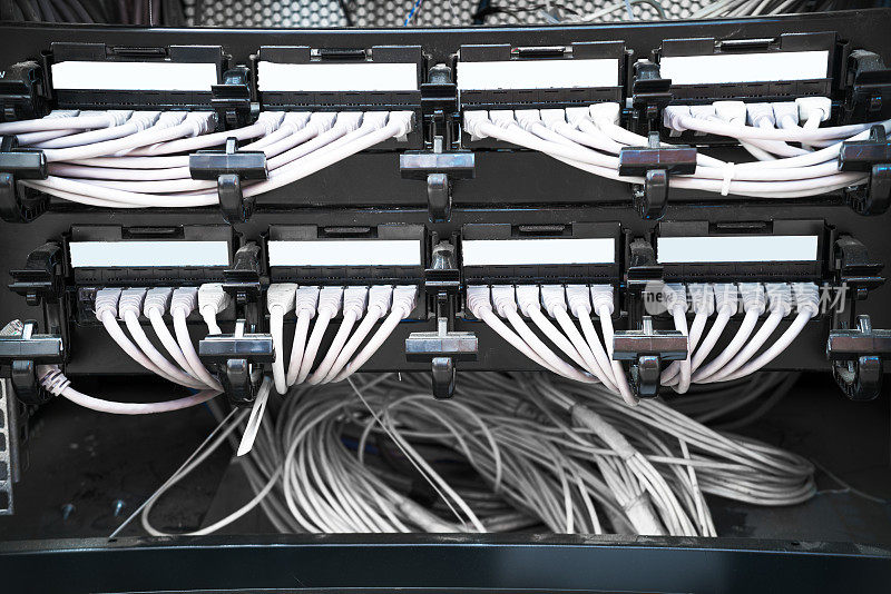 数据中心的网络面板、交换机和电缆