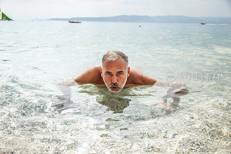 海滩上的男人在海边度假放松