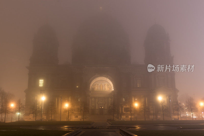 柏林大教堂是在浓雾弥漫的夜晚拍摄的