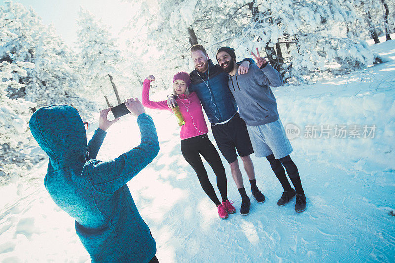 运动员在雪中工作休息时拍照