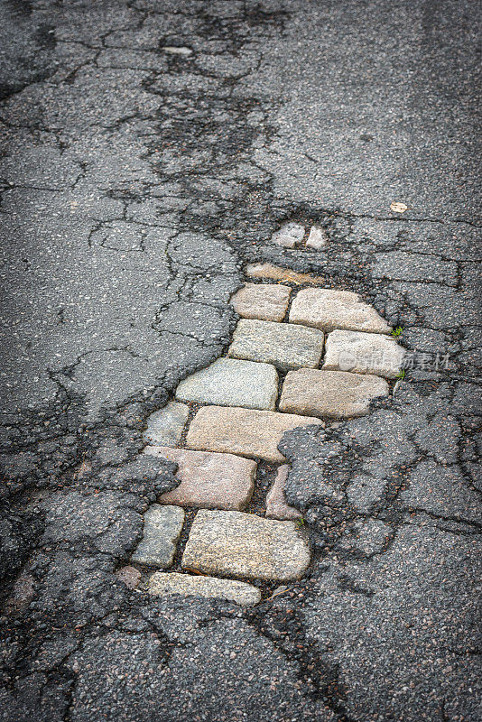 下面是古老的鹅卵石街道