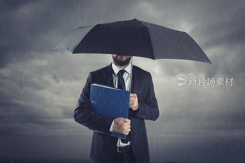 商人拿着雨伞站在暴风雨中。保险代理和业务危机顾问。