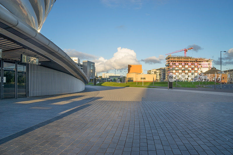 城市里空荡荡的广场和现代建筑