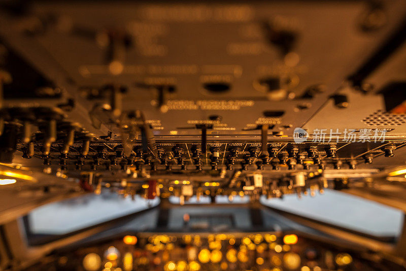 飞机座舱里的很多控制杆都有选择性聚焦