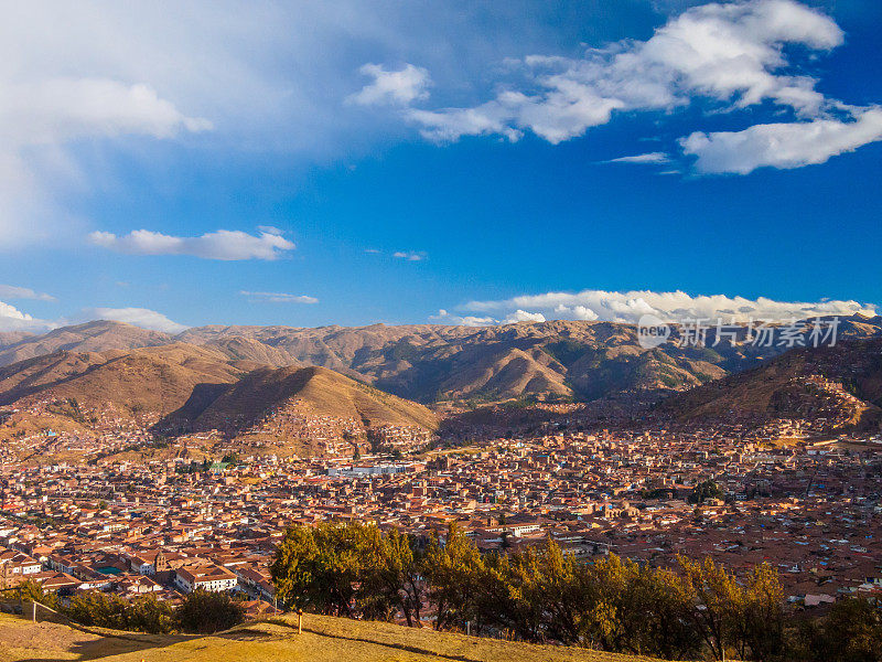 从秘鲁萨克塞瓦曼印加神庙的视角看库斯科城的美景，极宽的镜头