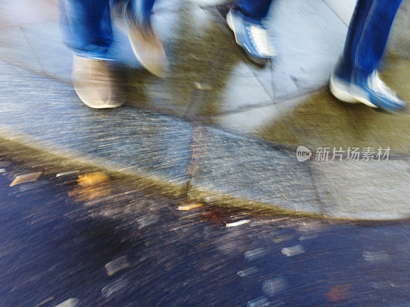 上班族在雨中步履模糊