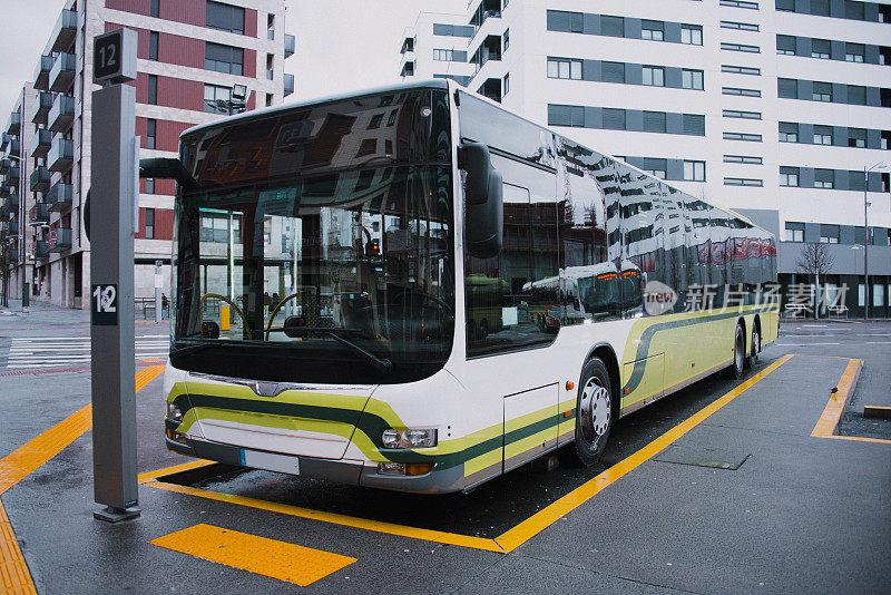 停在城市的公共汽车