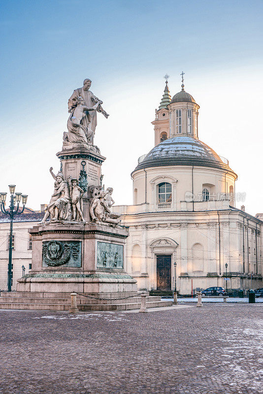 教堂和自由女神像的广角意大利，都灵