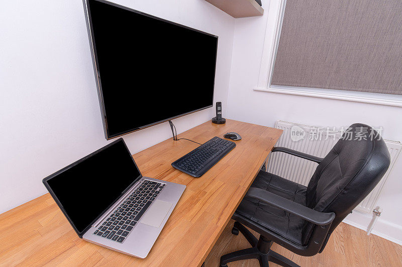 笔记本电脑，4k屏幕，配有键盘和设备的家庭办公室