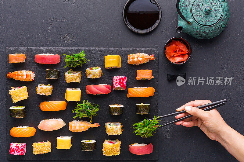 灰色背景上的寿司卷，俯视图