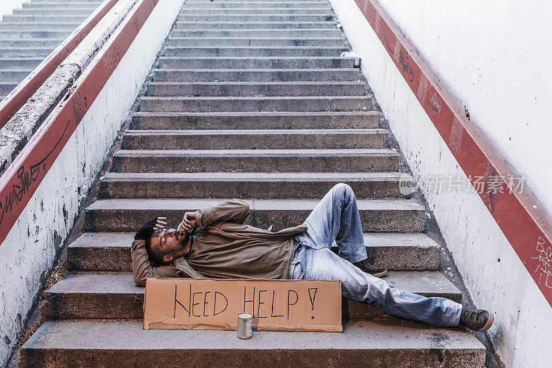 无家可归的人站在台阶上寻求帮助