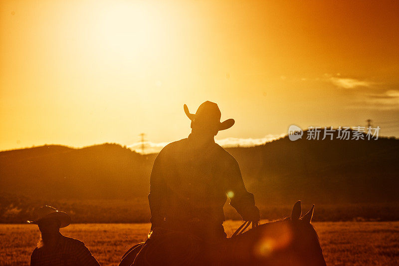 牛仔在美国犹他州盐湖城的桑塔昆骑马