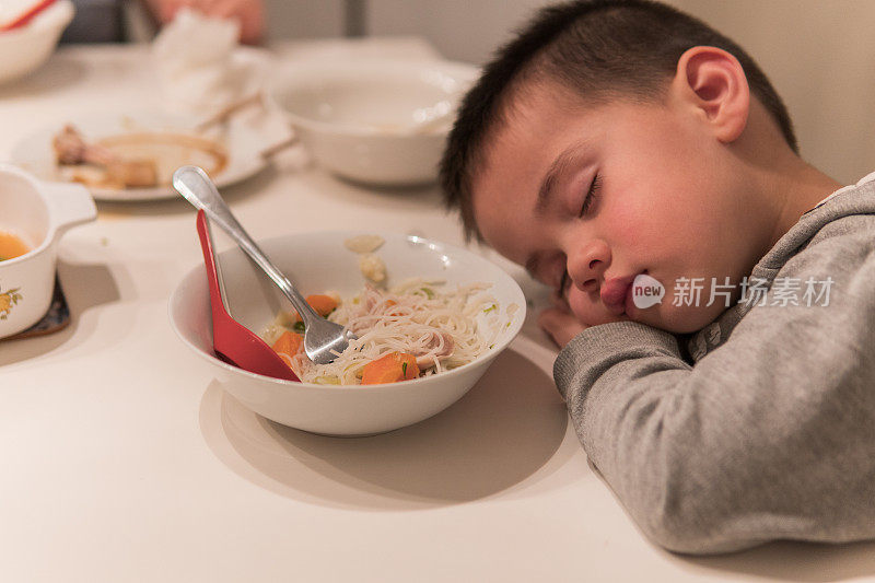 小男孩在餐桌上睡着了