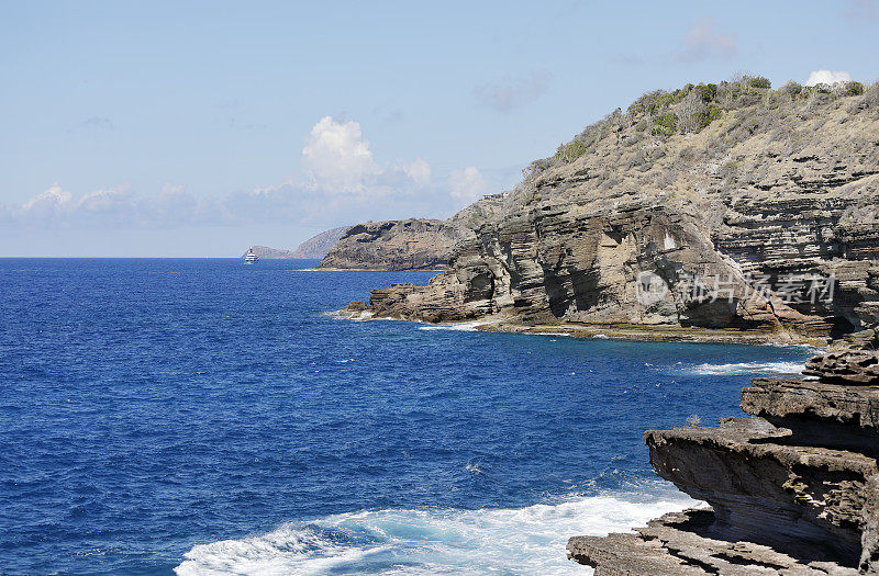 海浪袭击安提瓜多岩石的海岸线