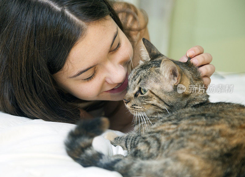 少女拥抱她的猫