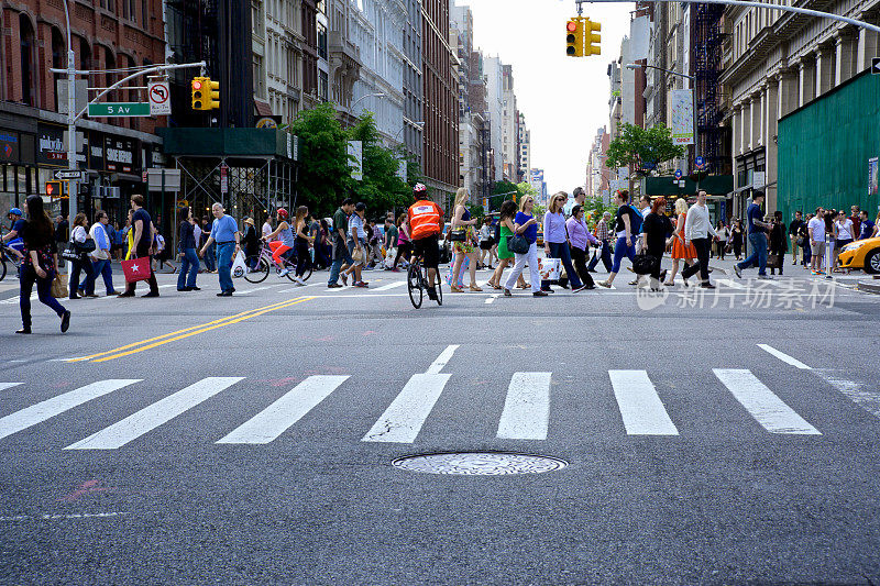 纽约十字路口，行人穿过曼哈顿第五大道第23街