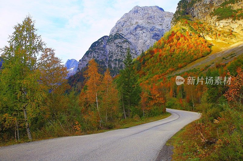 在奥地利Tirol，靠近Karwendel山脉和巴伐利亚阿尔卑斯山脉在德国雄伟的高山景观在金色的秋天，戏剧性的Tyrol雪山全景和田园式的草地，奥地利