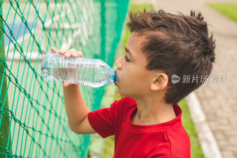 儿童运动员饮水