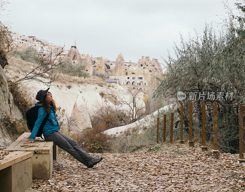 一名背包客正在戈雷米卡帕多西亚的格维尔辛里克山谷休息