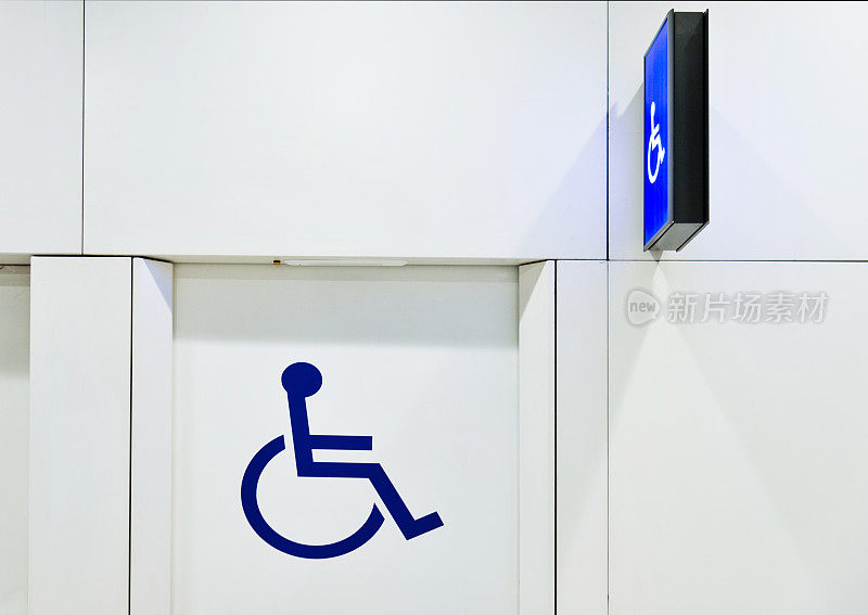 机场门上的残疾标志