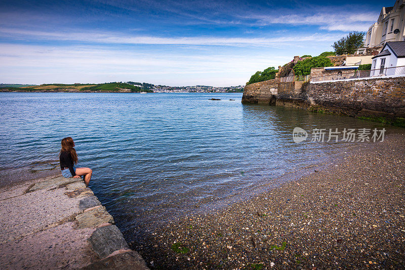 从爱尔兰的夏天湾欣赏金赛尔港景色的女人