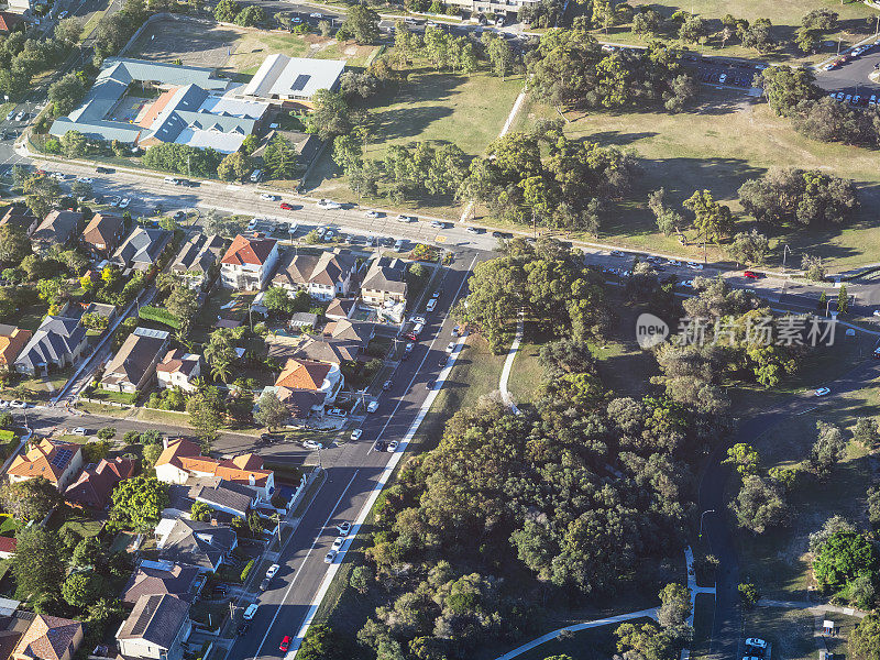 澳大利亚昆士兰郊区房屋鸟瞰图。