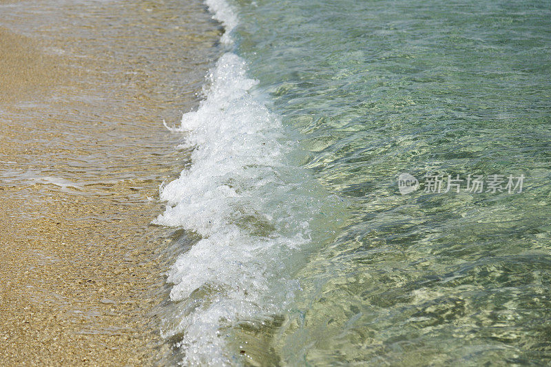 金色沙滩上水晶般的海水细节