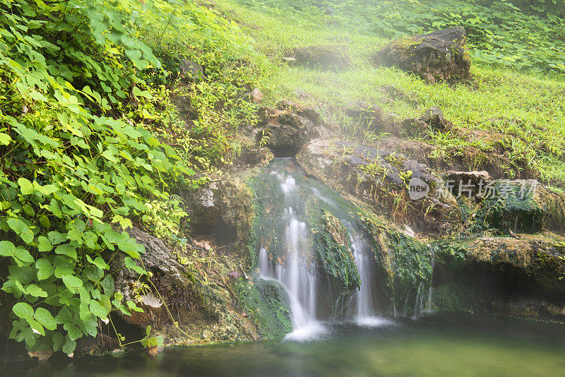 温泉国家公园里的小瀑布和游泳池