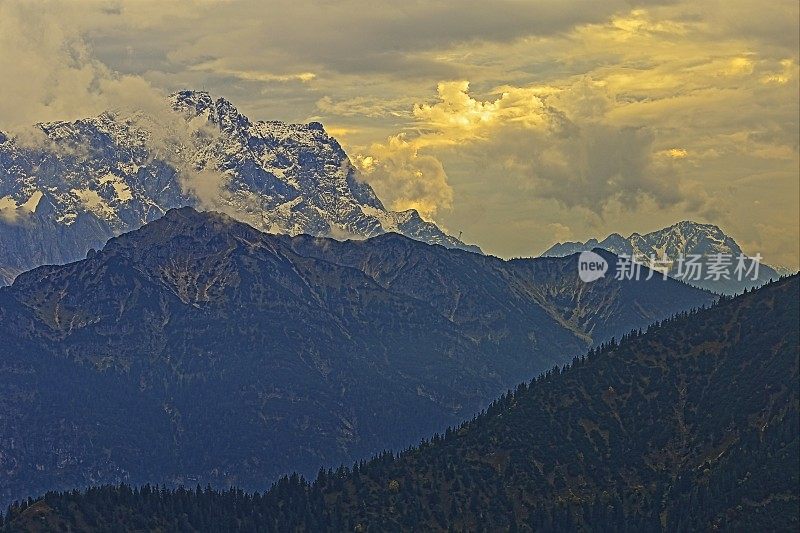 德国奥伯拉默高山上巴伐利亚阿尔卑斯的Zugspitze