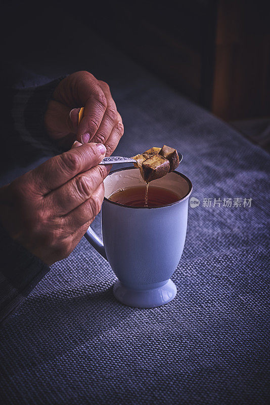 一杯热水果茶